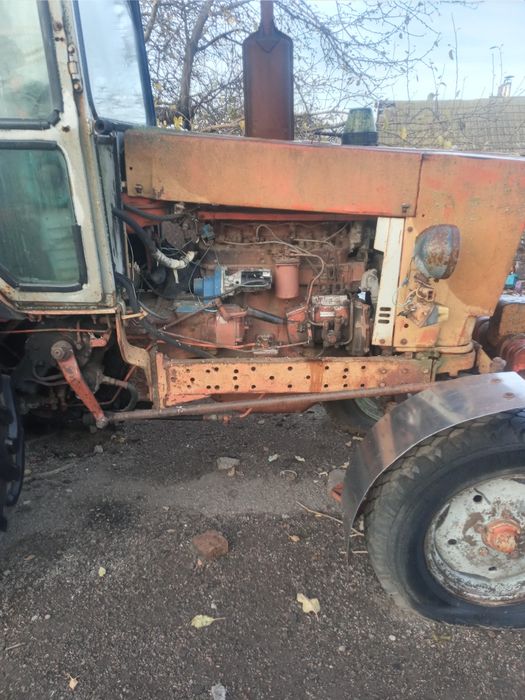 Трактор ЮМЗ,технически исправен.АКБ и солярку и поехал.Запорожская обл