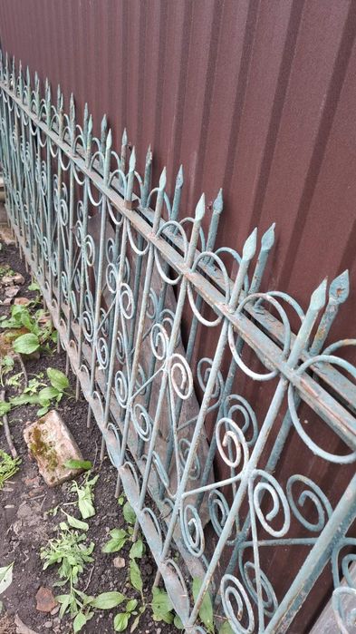 Огорожа металева по 1000 грн за секцію.руби для стовпів. 25 грн за 1 кг.