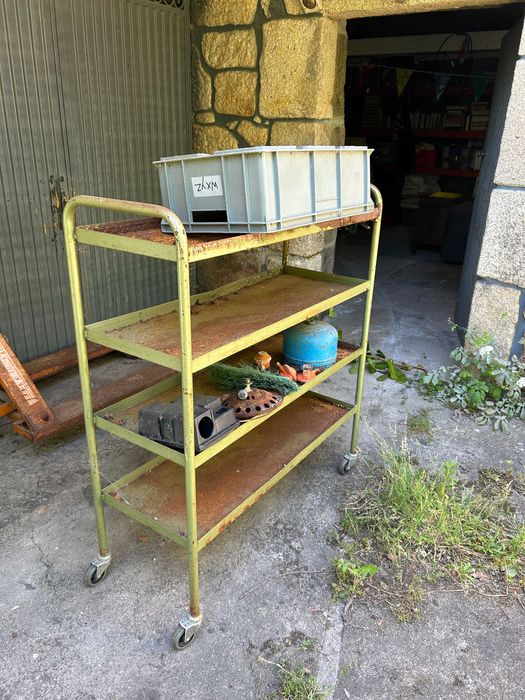 Carrinhos e Prateleiras Móveis Industriais – Várias Medidas