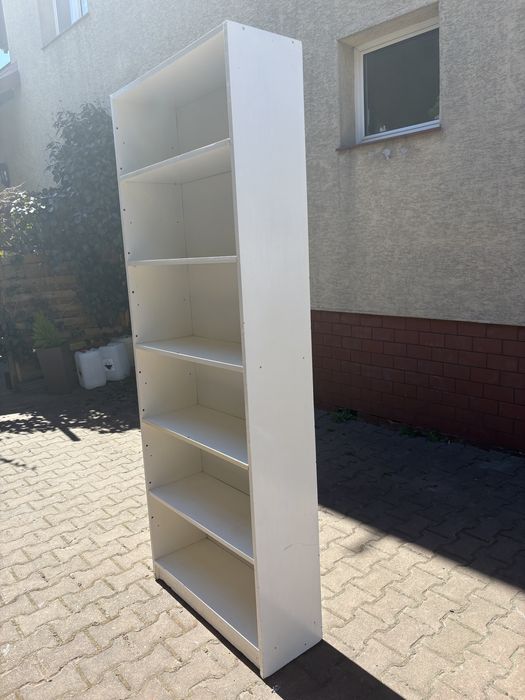 Sprzedam wysokie szafki/regały w kolorze białym.