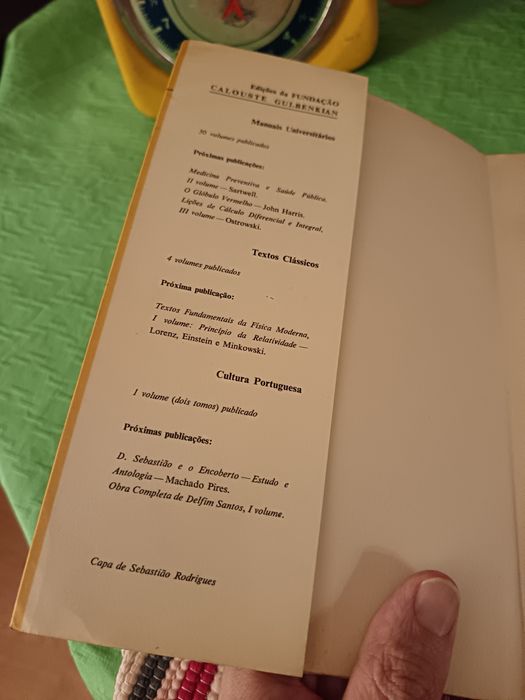 Livro "Física Básica" de Araújo Moreira