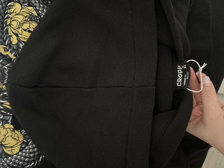 Czarna bluza hoodie ze smokiem