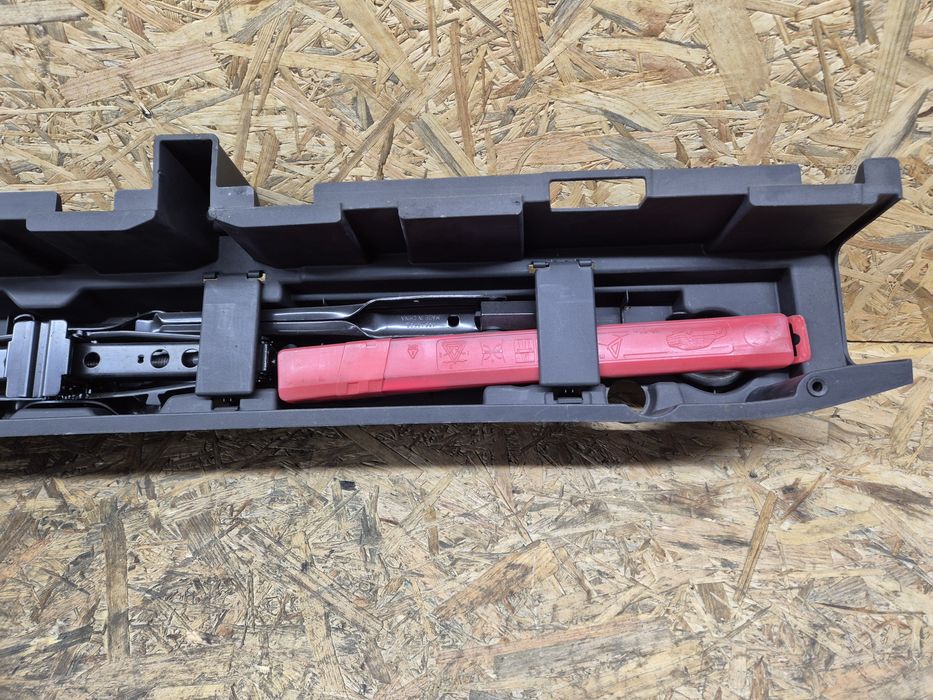 Schowek wkład bagażnika lewarek Opel Zafira C