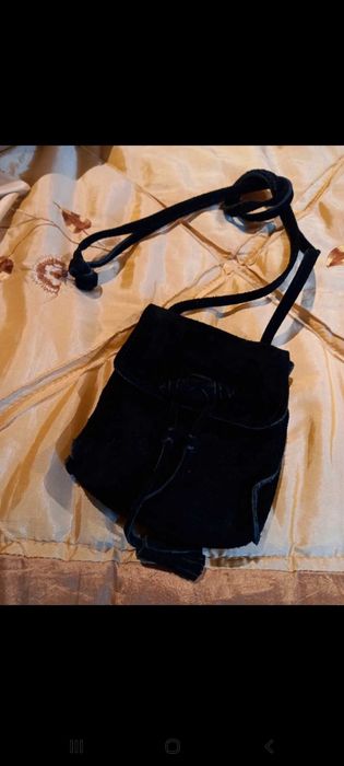Bolsa pequena de camurça preta, tiracolo.