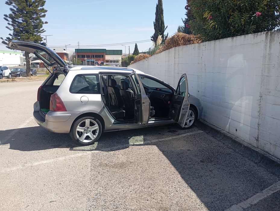 Carrinha Peugeot hdi de 7 lugares esta disponível no Intermarché do carregado