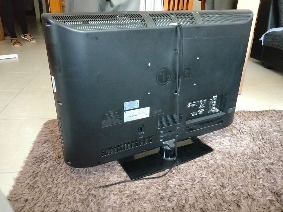TV LG 32" (32LD350) – Com Imagem Defeituosa (Tem som) – Para Reparar/Peças