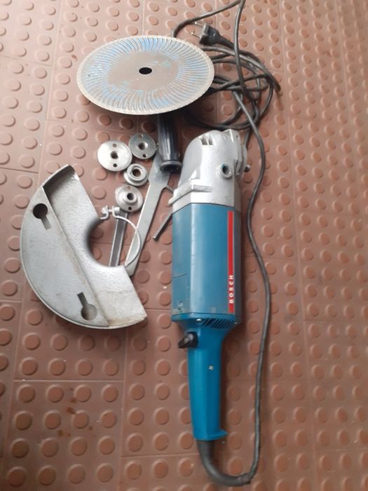 Rebarbadora bosch 1600w e 6500 rotações profissional. Igual a nova.