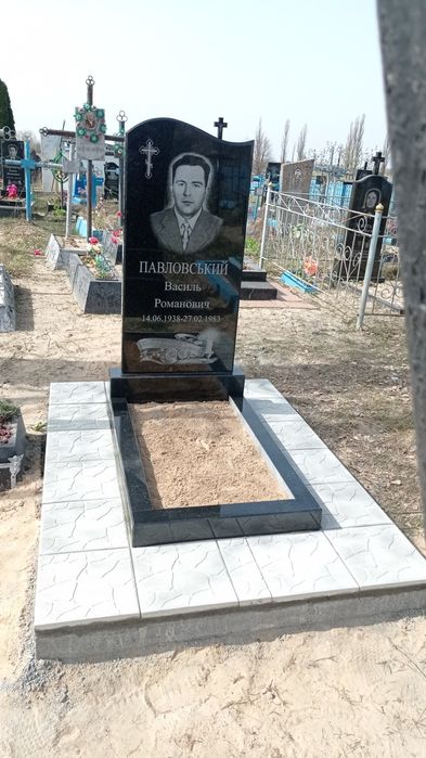 Памятники від 8000 грн