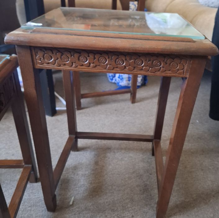 Zestaw stolików kawowych typu „nesting tables”