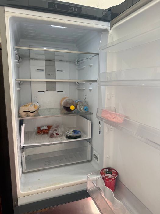 Продам великий холодильник Hotpoint Ariston