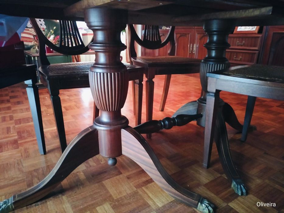 Mesa sala em muito bom estado.