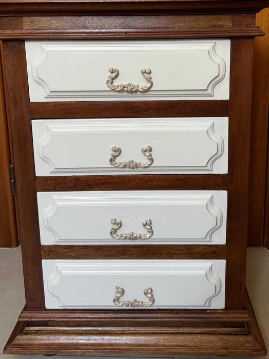 Mesa de Cabeceira Clássica Restaurada – Elegância e Funcionalidade