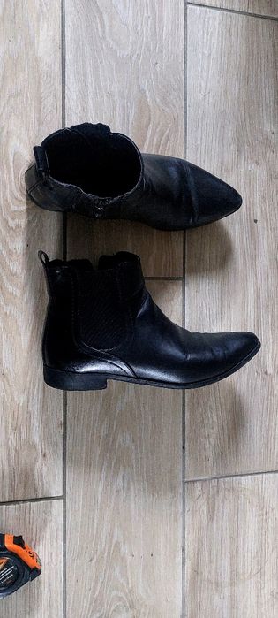 Sprzedam używane czarne buty zimowe damskie , materiał skóra rozmiar.