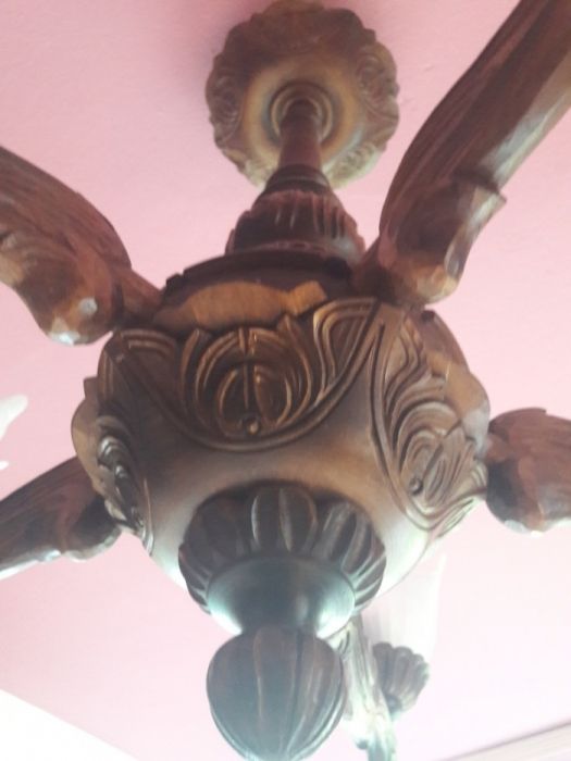 Żyrandol drewniany. Ręcznie rzeźbiony