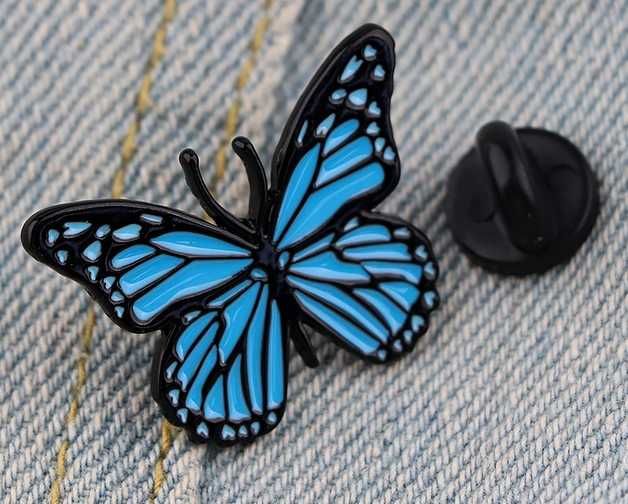 Pin znaczek przypinka badge niebieski motyl