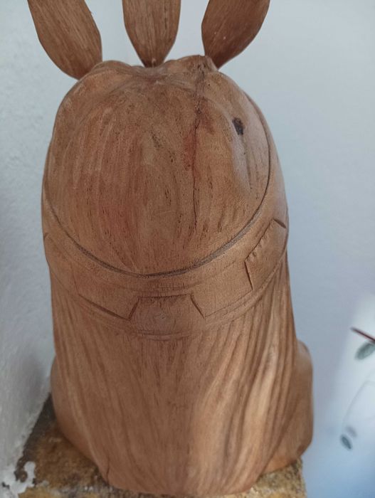 Busto de indígena esculpido em madeira