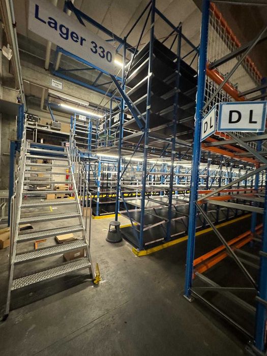 Regały magazynowe, wysuwane półki , piętrowe ze schodami