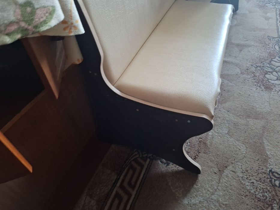 Кухонный уголок со столом