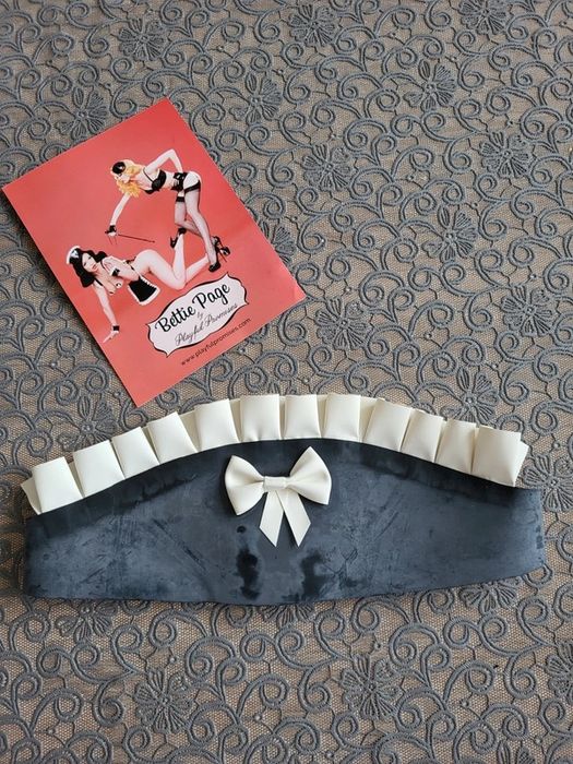 Lateksowa opaska pokojówki - 100% latex