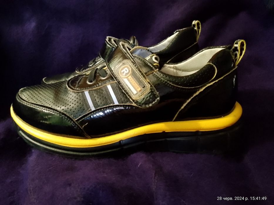 Кросівки  , туфлі для дівчинки