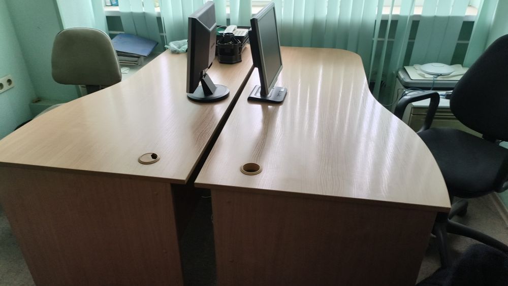 Офисная мебель (столы, стулья, шкафы)