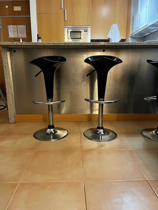 4 bancos altos de bar com altura regulável  Super confortáveis - 300 €