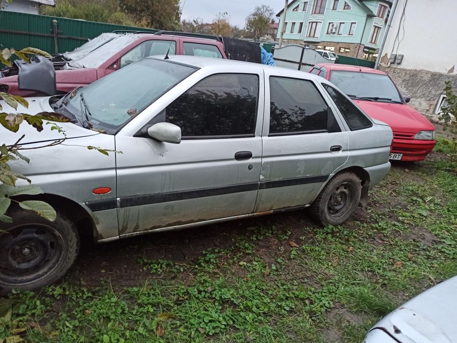 Бампер Ford escort 95-00р. По запчастинах
