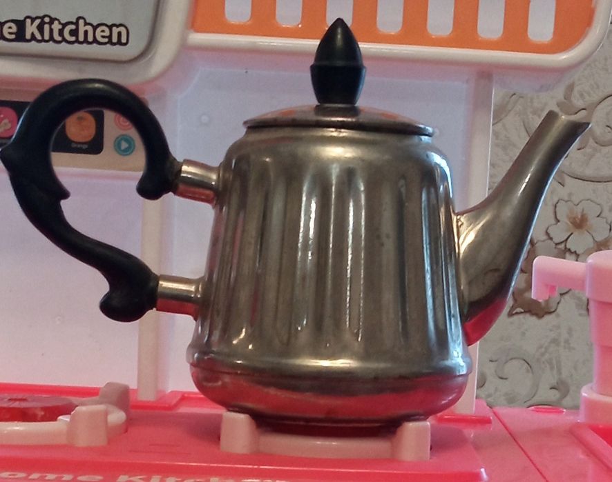 Чайник. Посуда.Тарелки. Заварник.