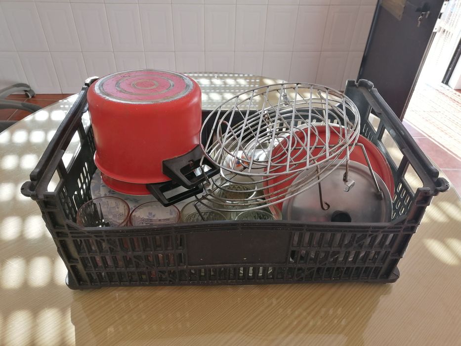 caixote com 40 peças loiças e tachos