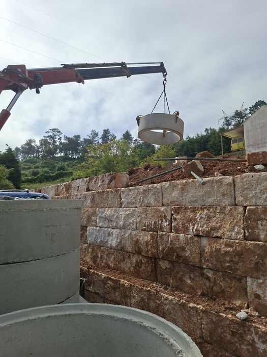 Muros em blocos de pedra rústica