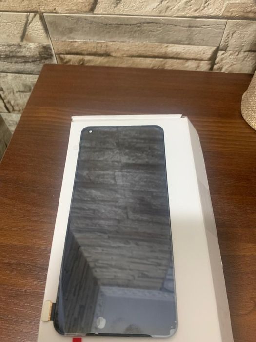 Екран на телефон 6.7 дюймів