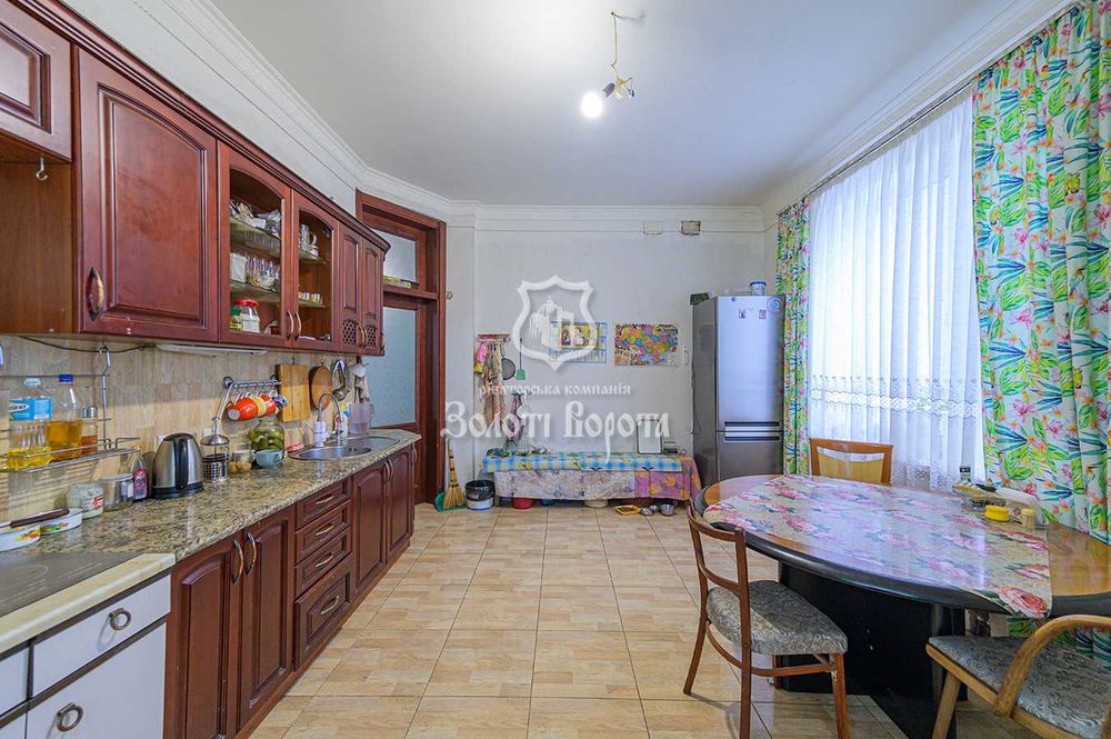 Будинок, 3 поверхи, ділянка — 14 соток. м. Обухів, Обухівський район