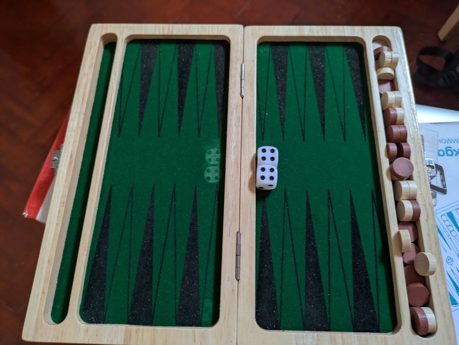 Jogo gamão em madeira de viagem