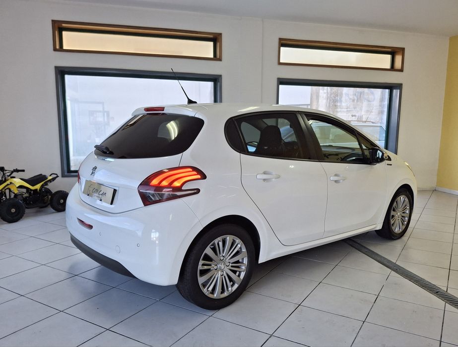 Peugeot 208 Signature