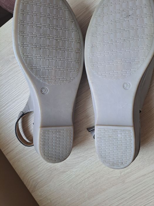 Sandały w kolorze  beżowym.  Wkładka  24 cm