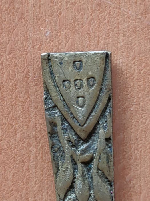 Abridor de cartas em bronze.