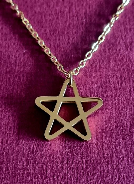 Colar dourado, em aço, com pingente formato estrela guia