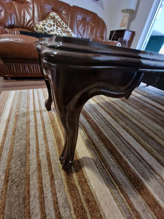 Mesa de Centro com Tampo em Mármore e Estrutura em Madeira