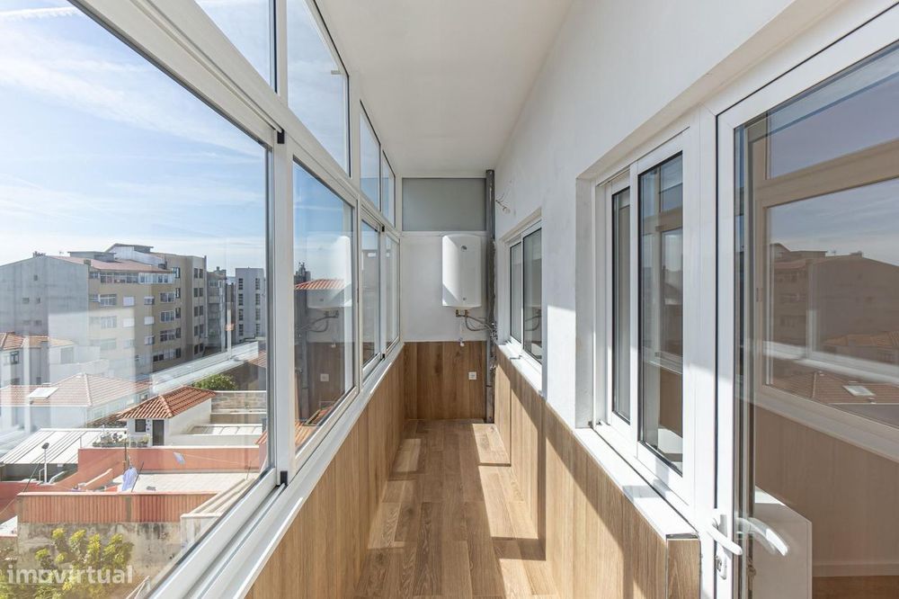 T2 Remodelado na Baixa do Porto com 2 Varandas