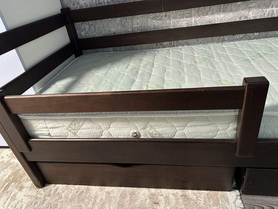 Кровать с натурального дерева( сосна) с матрасом