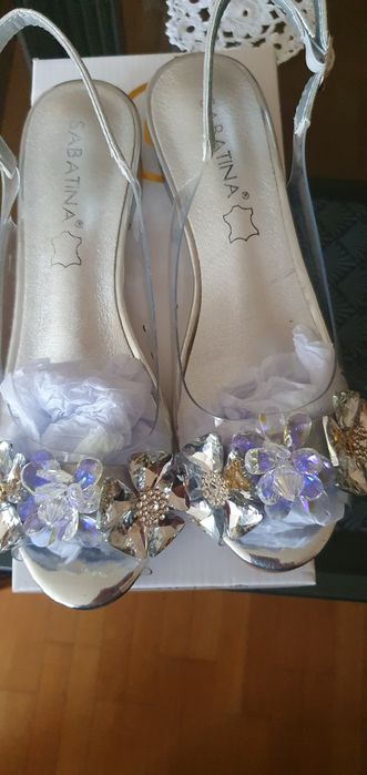 Śliczne buty silikonowe z ozdobami.