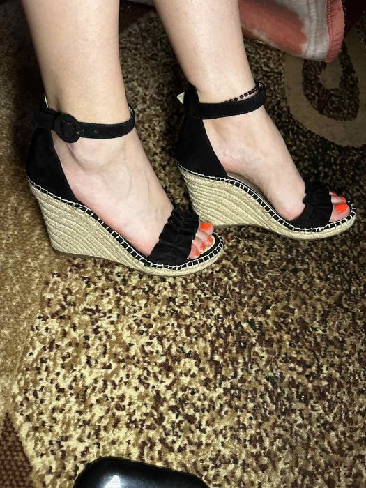 Замшевые босоножки на платформе