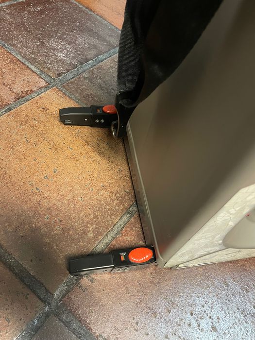 Cadeira de bebé marca Chico com sistema isofix incluída
