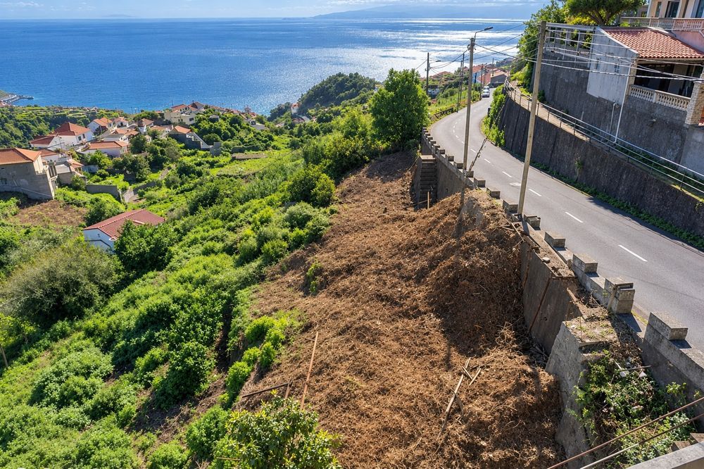 Vende-se terreno urbano com vista Mar