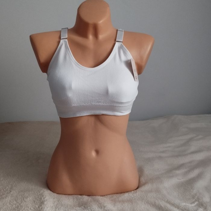 Biały biustonosz z efektownym tyłem.