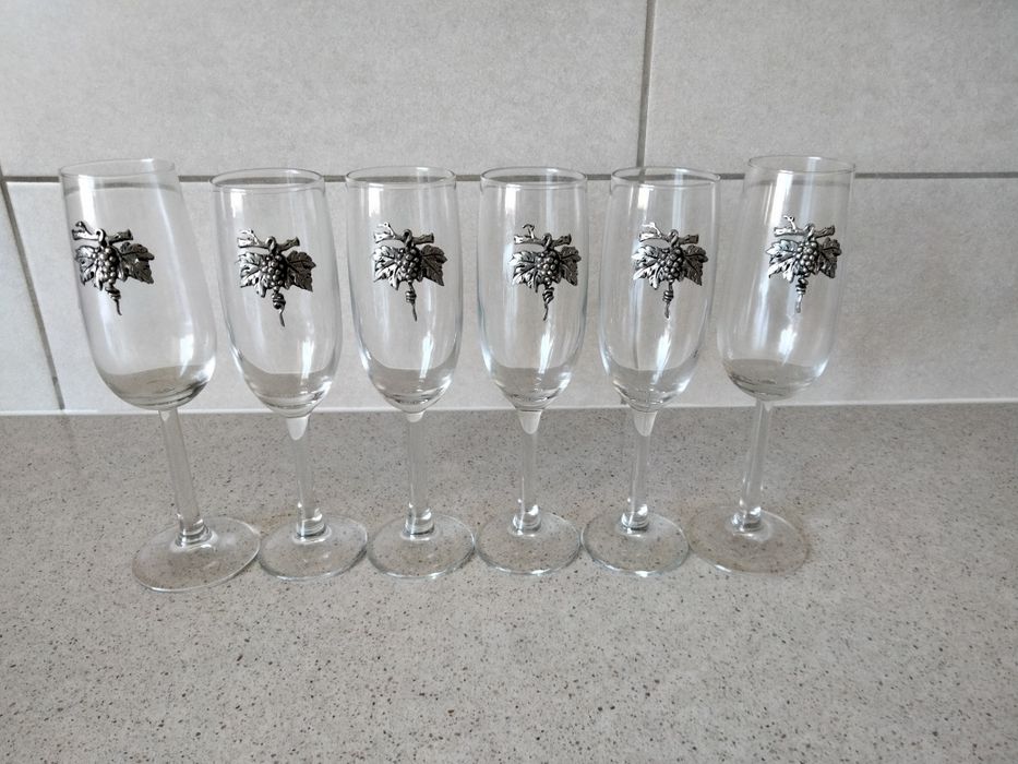 Conjunto de 18 copos, com pormenor decorativo em estanho