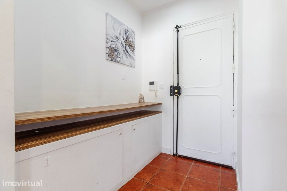 Apartamento T2 c/ Varanda em Agualva, Sintra