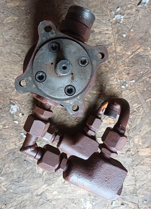 Насос гідравлічний двухпоточний патрон токарний 250мм  клинорейковий