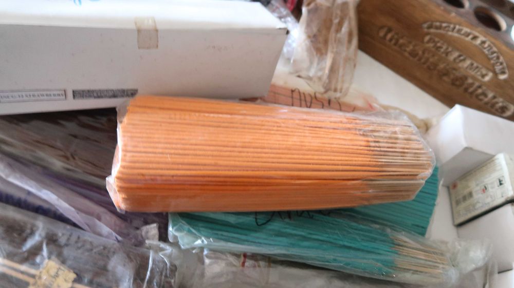 8 Quilos de paus de incenso mais expositor