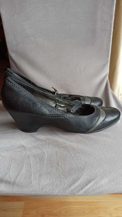Buty skórzane na koturnie 42